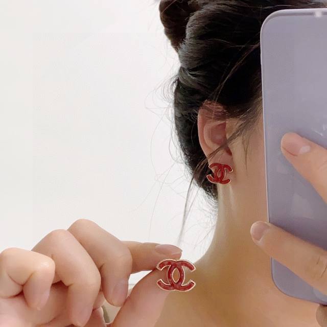 新款 Chanel 小香双c简约红色喜庆小耳钉这款耳环真的超级美看着设计简单但是佩戴效果好看到爆就连我这种小耳垂的也很ok Zp黄铜材质 上耳超气质优雅.